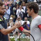 Roger Federer (derecha) felicita a Ernest Gulbis en octavos de Roland Garros.