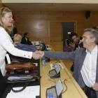 Del Olmo saluda al procurador socialista, Javier Izquierdo. GALLEGO