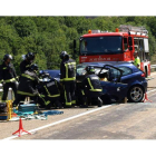 Los bomberos trabajan para recuperar el cuerpo de uno de los conductores de su vehículo