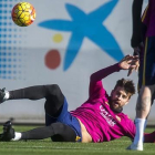 Piqué persigue el balón en el rondo durante el entrenamiento del Barça previo al duelo contra el Granada.