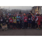 Momento de la salida de la San Silvestre que recorrió las principales arterias de Villanueva de Carrizo (i) y foto de los tres primeros en categpría masculina junto al alcalde.