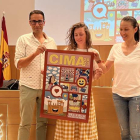 La ganadora del concurso de Cima presentando el cartel. DL