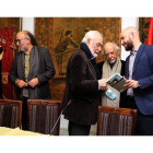 Héctor Escobar, Rogelio Blanco, Juan Pedro Aparicio, José María Merino y Paul Sarmiento, en la Casa de León en Madrid. BENITO ORDÓÑEZ