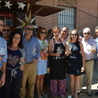 Un grupo de personas brinda con vinos de la Bodega Gordonzello, ayer en Gordoncillo. MEDINA