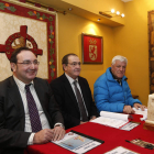 Manuel y David Belinchón junto a Pepe Estrada en la presentación del torneo del Colegio Leonés.