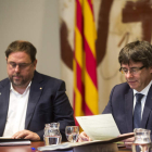 Junqueras y Puigdemont, durante la reunión semanal del gobierno catalán. QUIQUE GARCÍA