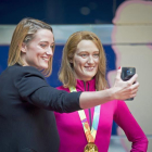 La nadadora olímpica catalana Mireia Belmonte se hace un selfi junto a su escultura que ha inaugurado hoy el Museo de Cera de Madrid como "homenaje a la mejor nadadora española de todos los tiempos".