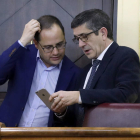 César Luena y Patxi López conversan en el Congreso, en una imagen de archivo. CHEMA MOYA
