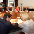 Juan Carlos Suárez-Quiñones junto a Victoria Casado en el Consejo de Gobierno. RUBÉN CACHO