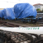 La máquina del tren siniestrado sigue cubierta en la estación de O Porriño. SALVADOR SAS