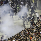 Los aficionados de Vasco da Gama se enfrentan con la policía durante el partido de su equipo contra el Flamengo.