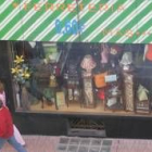 La imagen muestra parte de un escaparate de los muchos bazares chinos abiertos en Ponferrada