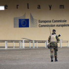 Dos militares patrullan en los alrededores del Parlamento Europeo, este lunes en Bruselas.