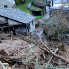 Una de las casas destrozadas por el corrimiento de tierras junto al arroyo del pueblo de Lusío (Oencia). DL