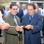 Imagen de archivo del alcalde junto a Luis Aznar en la feria de La Robla