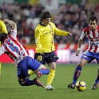 Messi (c), conduce el balón ante Rivera (2i) y Portilla (d).