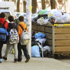 La basura amontonada comienza a notarse en las calles de la capital hispalense.