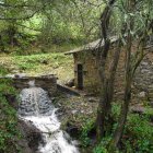 El Molino de la Fuente del Oro es uno de los tres que ha restaurado el Ayuntamiento de Páramo del Sil y uno de los siete que dan cuenta del pasado agrícola del pueblo en tan sólo dos kilómetros. Aún funciona y su interior puede verse