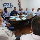 En el centro, bajo el anagrama, Javier Morán y Javier Cepedano con la nueva directiva de Fele-Bierzo.
