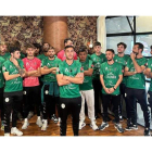 Los jugadores del Atlético Astorga presenciaron el sorteo desde el café-pub Cuadros. AINARA ARCE