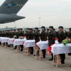 Llegada al aeropuerto militar de Varsovia de los féretros con los cuerpos de las víctimas.
