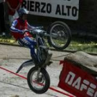 Adrián González realiza un salto espectacular ayer en su pueblo natal