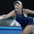 Wozniacki devuelve un golpe forzada, en la final de Australia ante Halep.