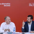 El líder de UGT, Temprano, y el del PSOE, Tudanca. NACHO GALLEGO