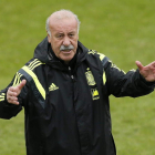 El entrenador de la selección Vicente del Bosque dirige un entrenamiento en Curitiba.