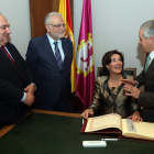 Cirac, firmando en el Libro de Honor de la Ciudad en presencia del alcalde de León y representantes de parlamentos autonómicos.