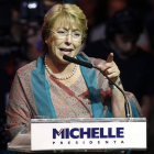 Michelle Bachelet, durante el mitin de cierre de campaña electoral, esta madrugada en Santiago de Chile.