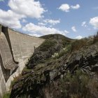 Una vista del muro de la presa levantada en el valle del río Porcos. JESÚS F. SALVADORES