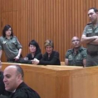 Ariadna Jové Martí, en el centro, junto a otra activista australiana, durante el juicio.