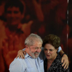 Luiz Inácio Lula da Silva abraza a Dilma Rousseff. FERNANDO BIZERRA