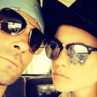 Adam Levine, y su mujer  Behati Prinsloo, posan en una imagen que el cantante ha publicado en su perfil de Twitter.
