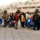 Un grupo de familias españolas pasea por Pekín con sus hijos adoptados