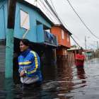 Dos personas caminan por una calle inundada en Juana Matos (Puerto Rico), el 21 de septiembre