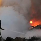 Uno de los bomberos que trabajaron en la extinción del incendio del vertedero de neumáticos