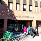 Fachada de la Facultad de Veterinaria, en el campus de Vegazana. DL