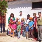 Los alumnos, junto al alcalde de Chozas y la directora del CRA (segunda por la derecha).