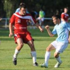 Ivi intenta controlar el balón ante la oposición de un jugador asturiano.