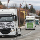 Una de las marchas lentas de camiones en los paros del sector en el mes de marzo. MARCIANO PÉREZ