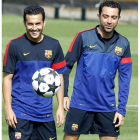 Los jugadores del Barcelona, Pedro y Xavi Hernández, durante el entrenamiento realizado ayer.