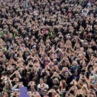 Manifestantes de Bilbao hacen el gesto triangular del feminismo con sus manos.