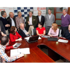 Uno grupo de los asesores de Secot cambia opiniones sobre los proyectos que han planteado varios emprendedores.
