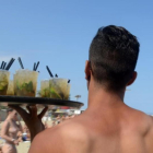 Un camarero en un chiringuito de la playa de la Mar Bella de Barcelona.