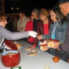 Los vecinos de Dehesas probaron la compota de manzana junto al centro cívico.