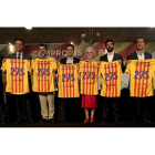 Los candidatos posan tras formalizar su firma en el Compromiso de País.