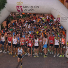 Los atletas preparados para comenzar la carrera en la Plaza Mayor de Santa María del Páramo.