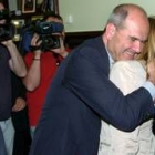 Manuel Chaves se abraza con Manuela de Madre, ayer, en Sevilla